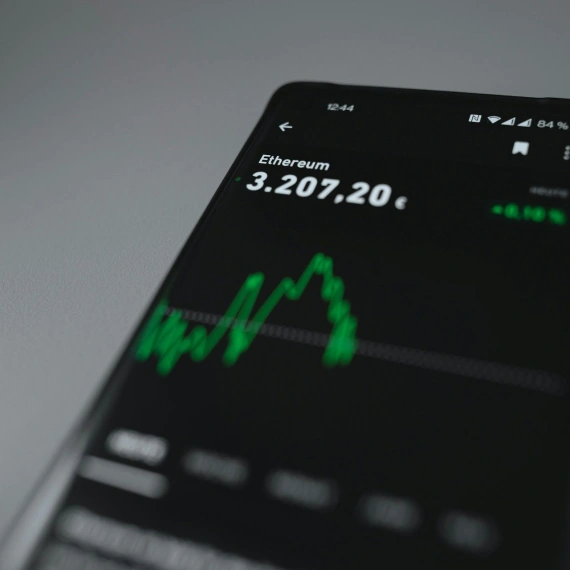 Spot Ether ETFs Experience $952M Withdrawal in 5 Days Amid Rising Recession Fears